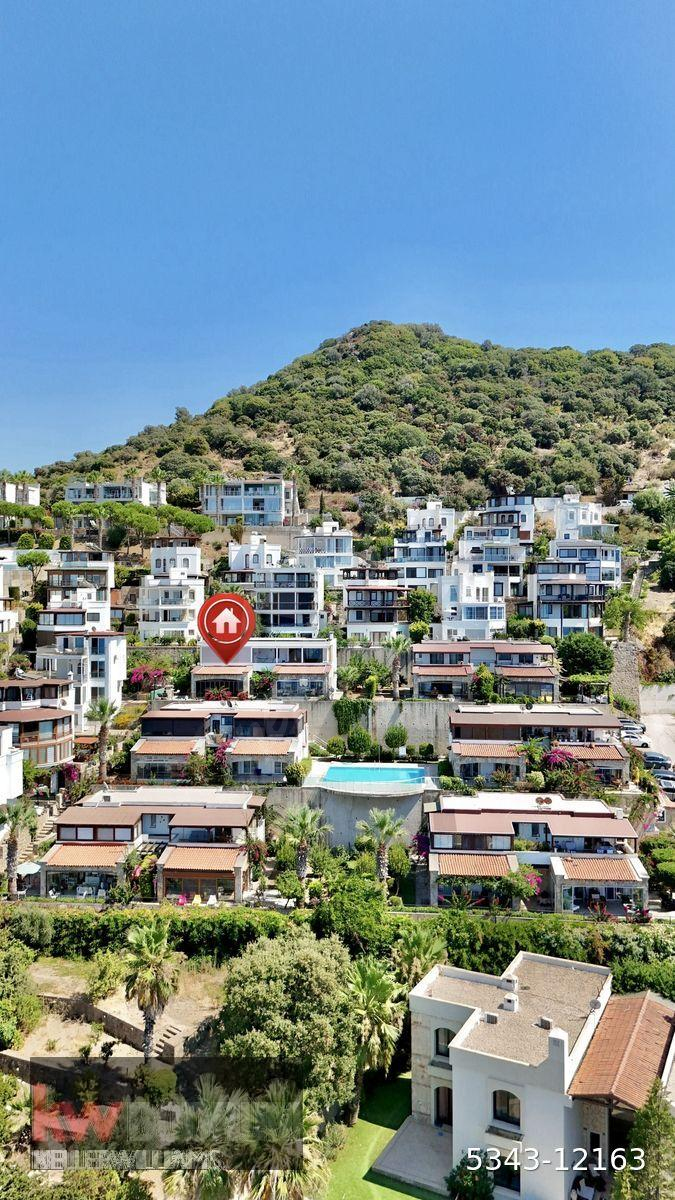 Yalıkavakta Havuzlu Site İçerisinde Harika Deniz Manzaralı 2+1 Bahçeli Daire