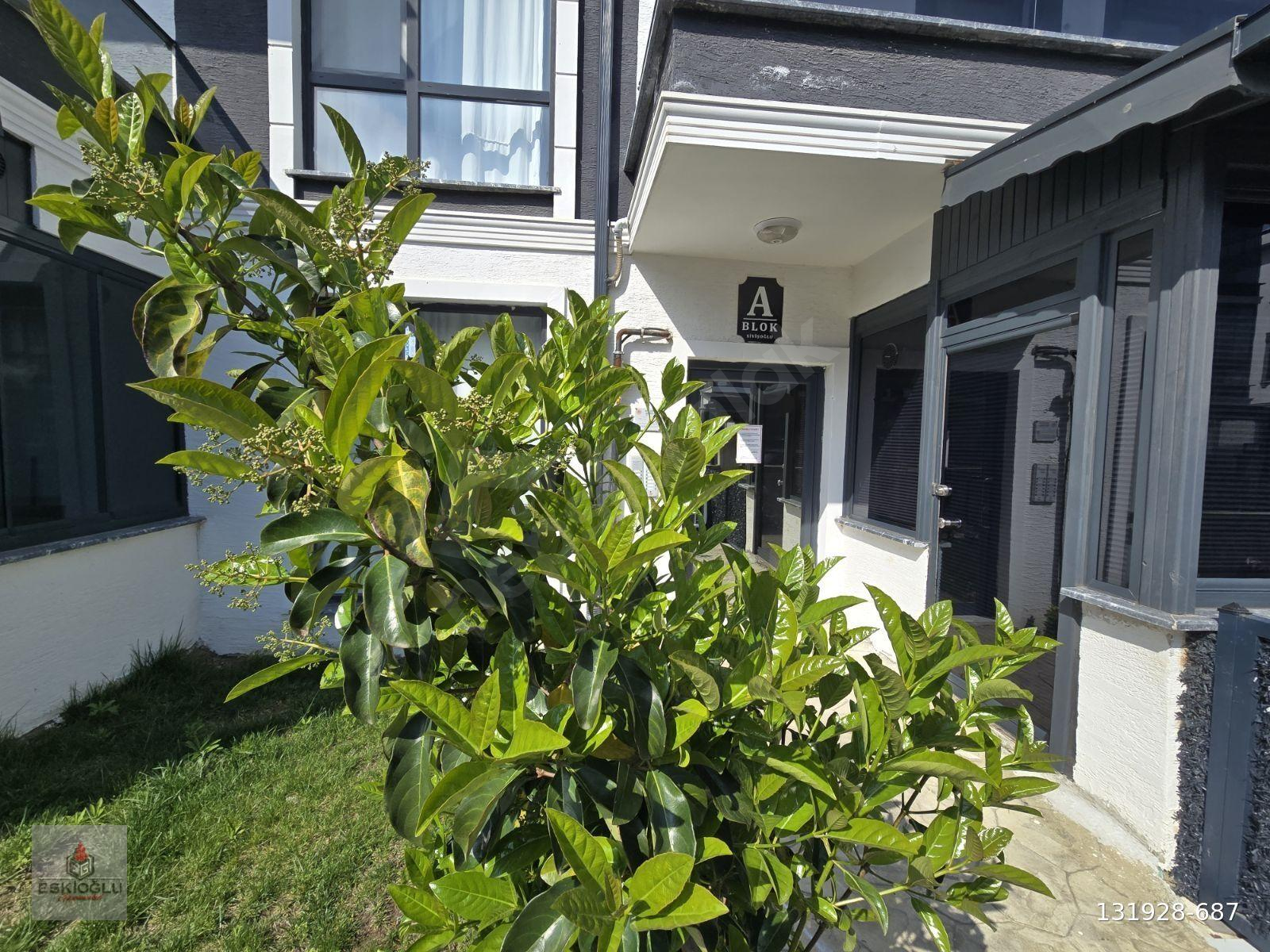 HEMEN OTUR HAVUZLU SİTEDE EŞYALI ARAKAT MUHTEŞEM DAİRE
