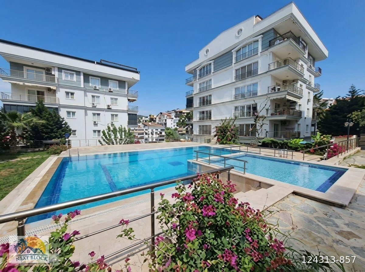 Kuşadası'nda Merkezi Konumda Deniz Manzaralı Geniş 3+1 Daire