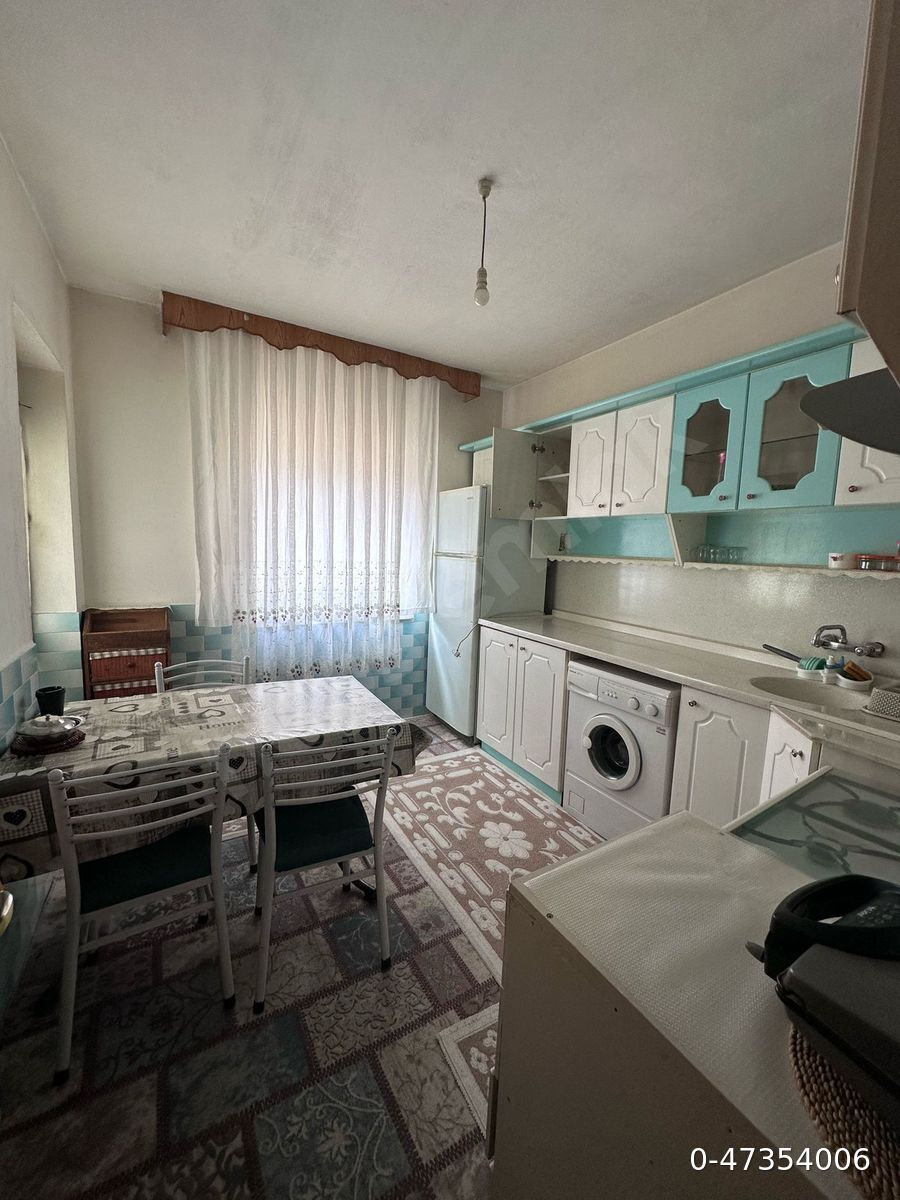 Yeni mahallede 1+1 eşyalı kız öğrenciye kiralık üniversite durağına 100 metre