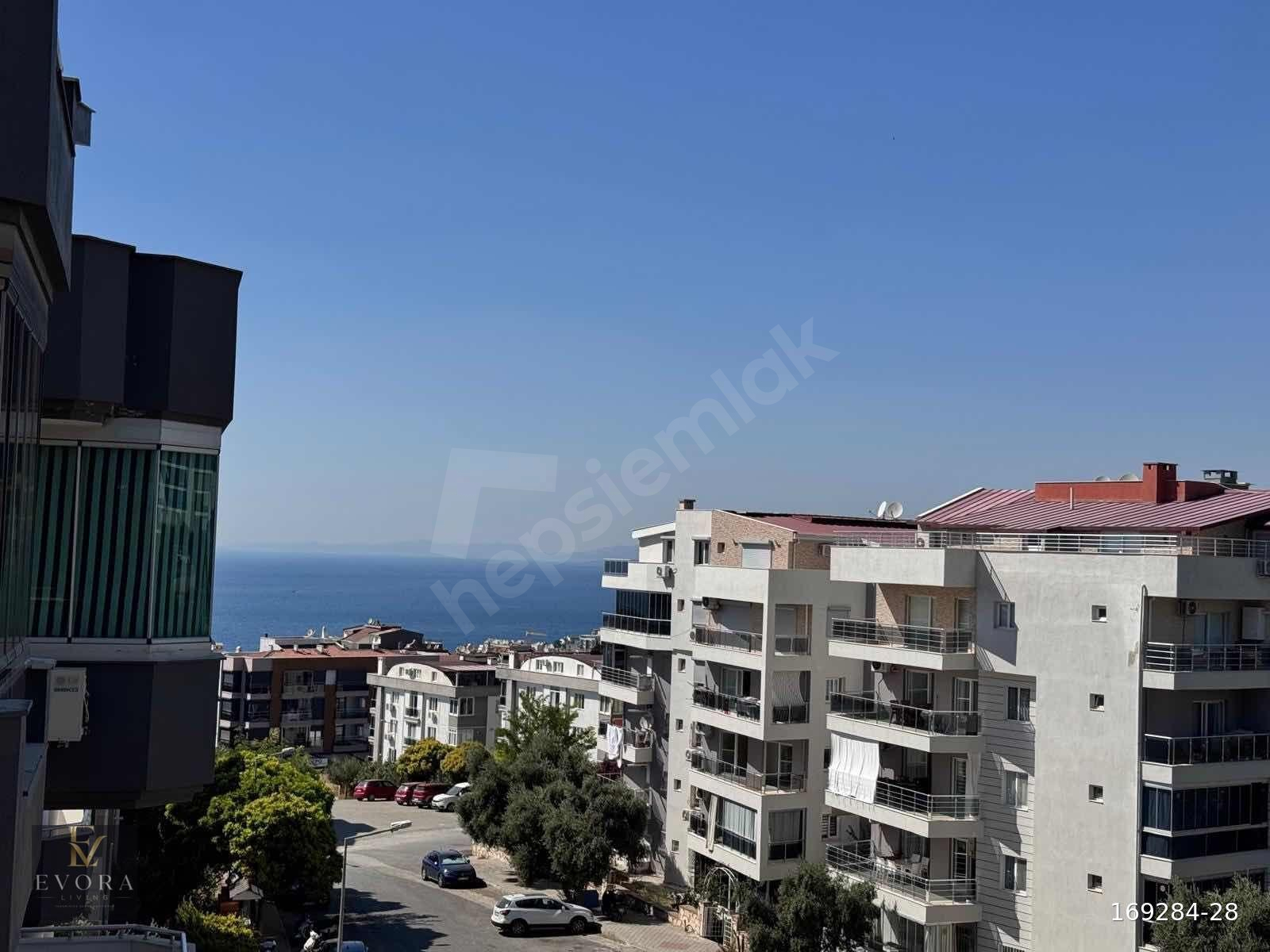 KUŞADASI MERKEZİ KONUMDA GENİŞ ARAKAT DAİRE