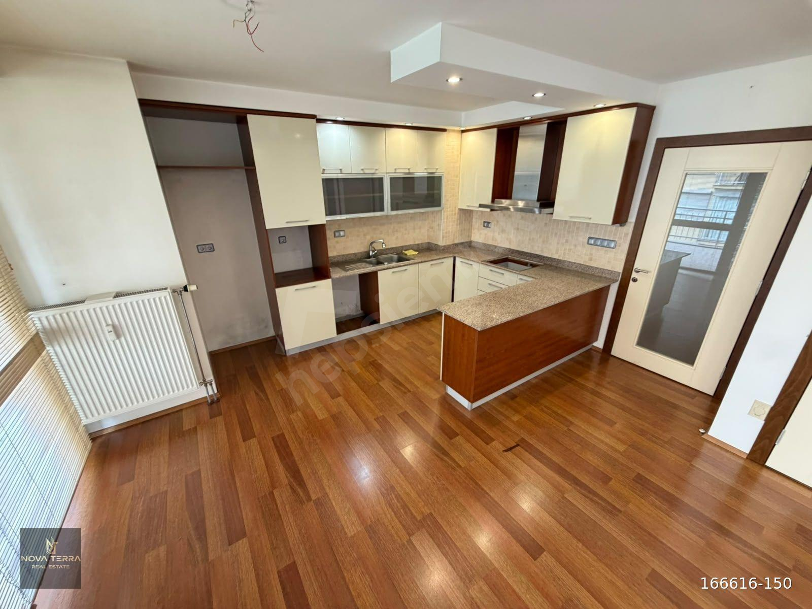 Servergazi uğur sitesinde 3,5+1 225m2 satılık daire