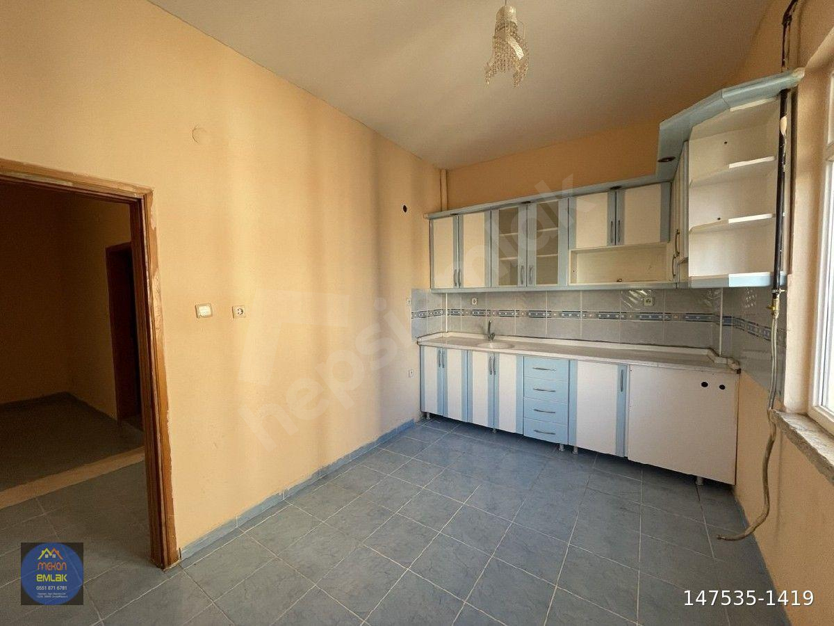 SALI PAZARI KARŞISINDA 3 KATLININ 2 KATINDA KİRALIK 2+1 DAİRE