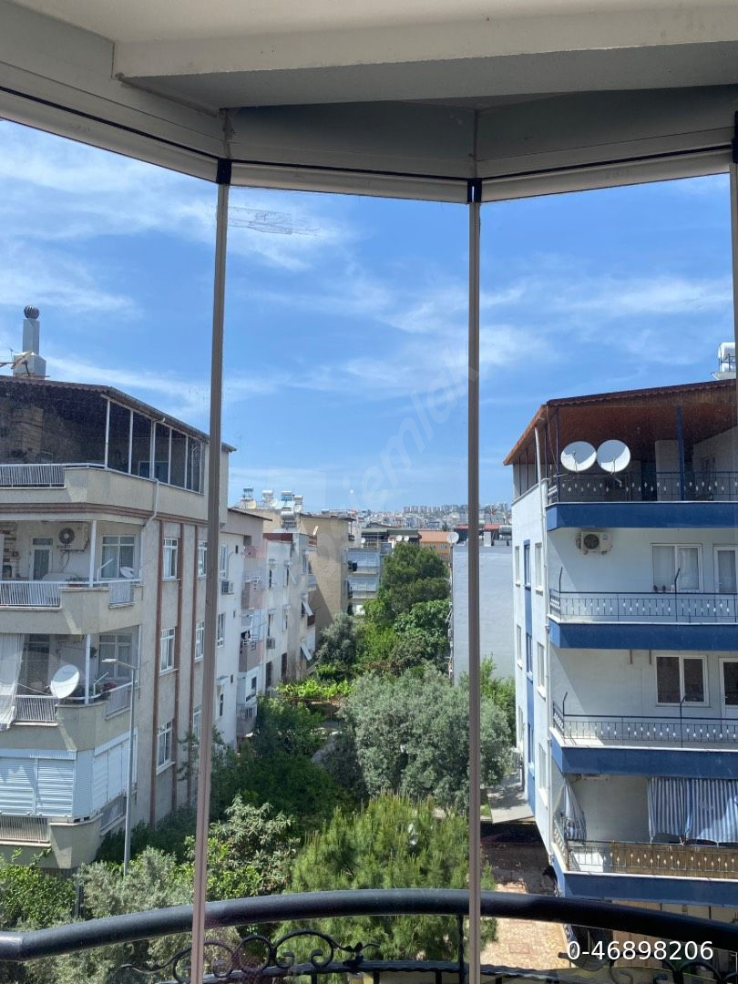 Merkezi konumda eşyalı cam balkonlu 1+1