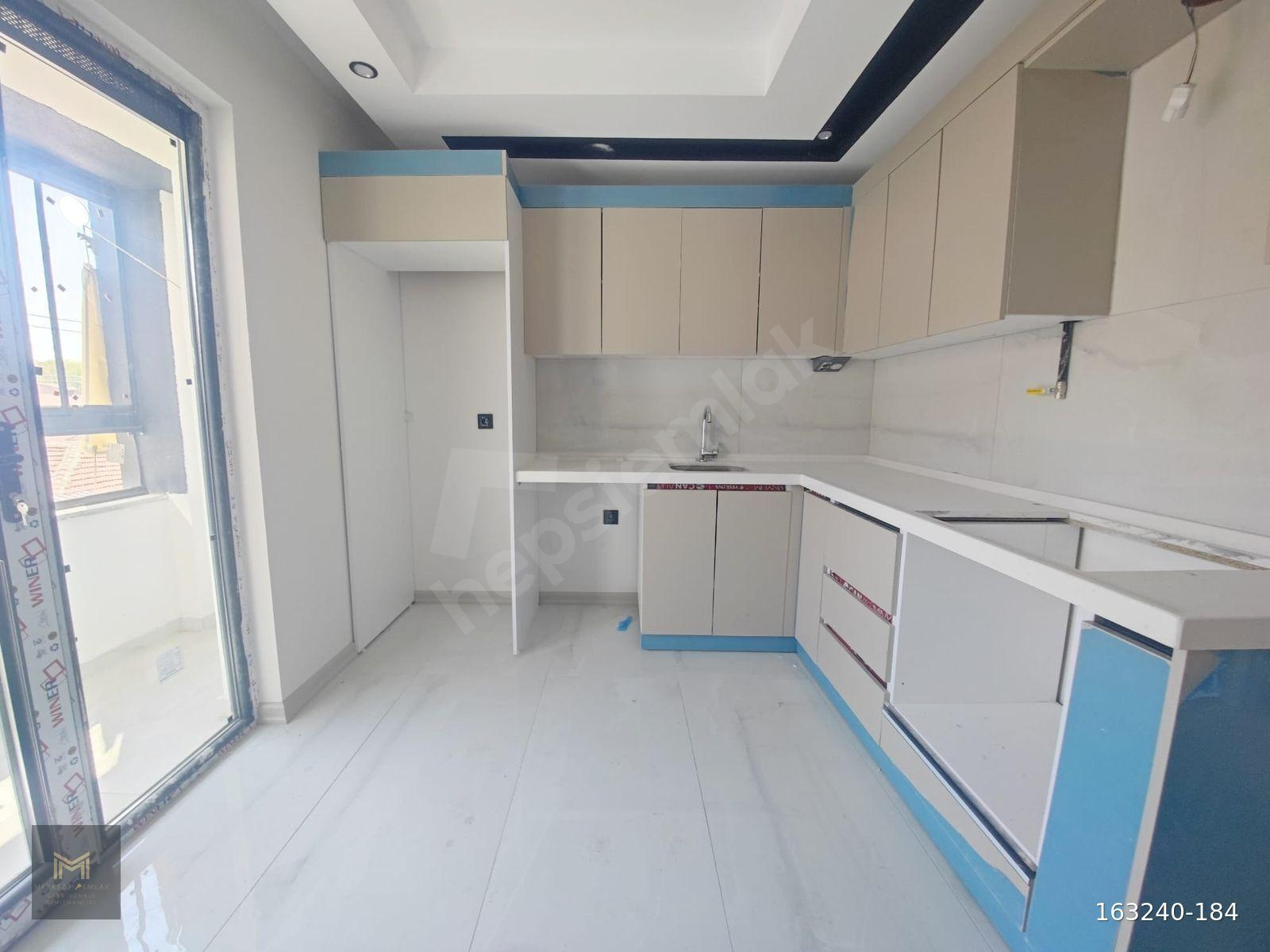 MERKEZ EMLAK'TAN KUMLUBEL'DE E.BANYOLU OTURUMA HAZIR SIFIR 2+1