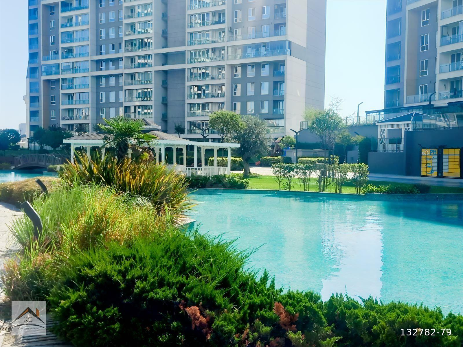 Bahçeşehir Göl Panorama Sitesinde Satılık Peyzaj Cephe 2+1