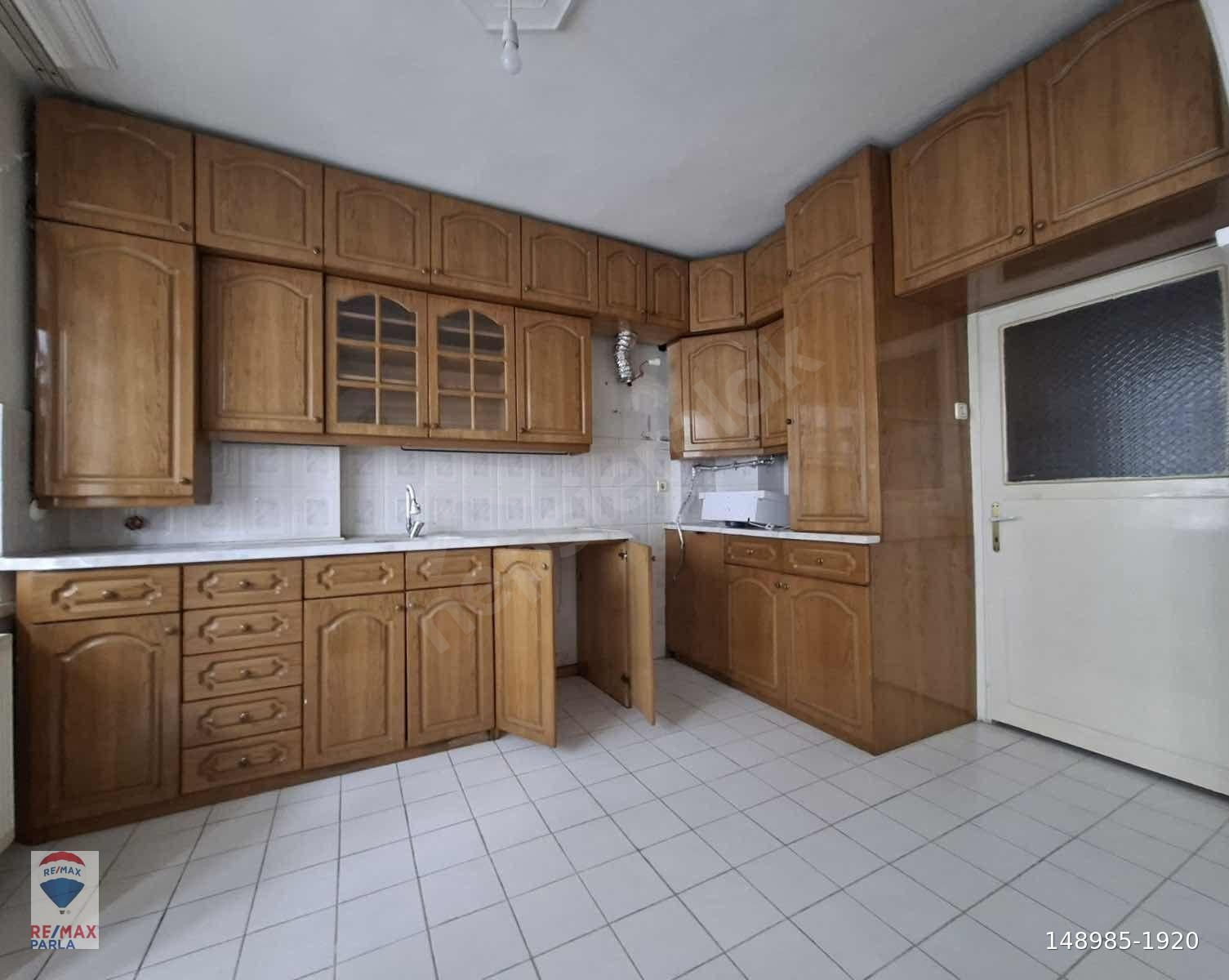 Remax Taner Dilek'ten Esenevler Mah Dostlar Sitesi 3+1 Kiralık