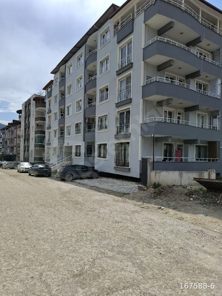 DEFNE ÇEKMECE 'DE UĞUR MUMCU CADDESİ CİVARINDA MERKEZİ KONUMLU DAYALI DÖŞELİ KİRALIK DAİRE