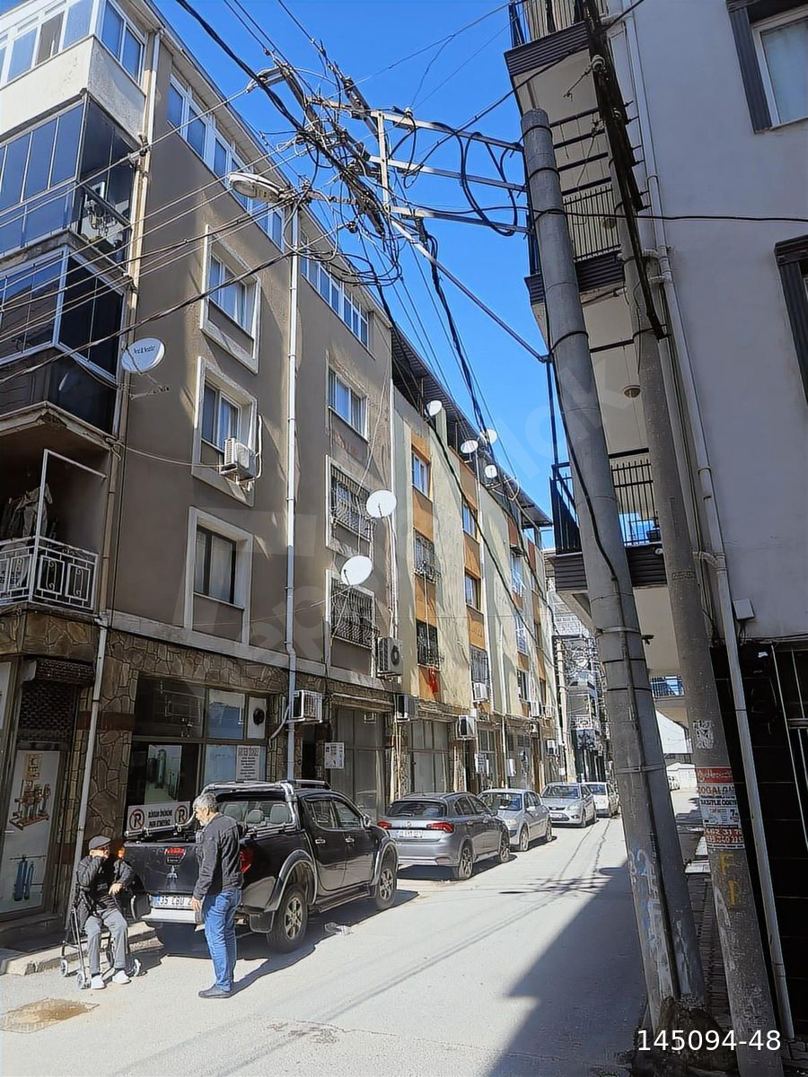 İZMİR BORNOVA YEŞİLOVADA MERKEZDE İÇİ LÜX YAPILI 2+1 110 M2