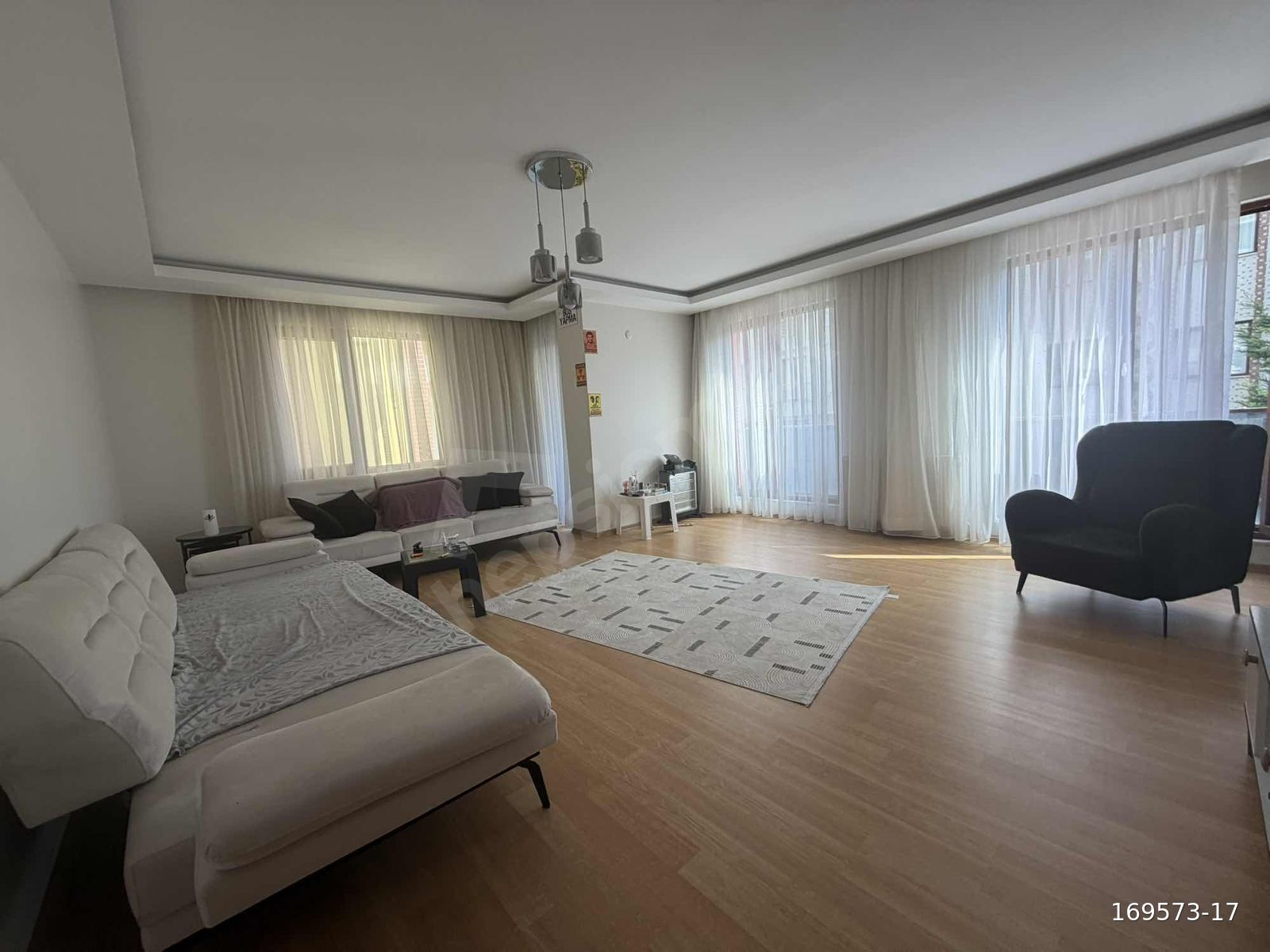 Ümraniye Esenevlerde 145 m² 3+1 İskanlı Asansörlü Ara Kat