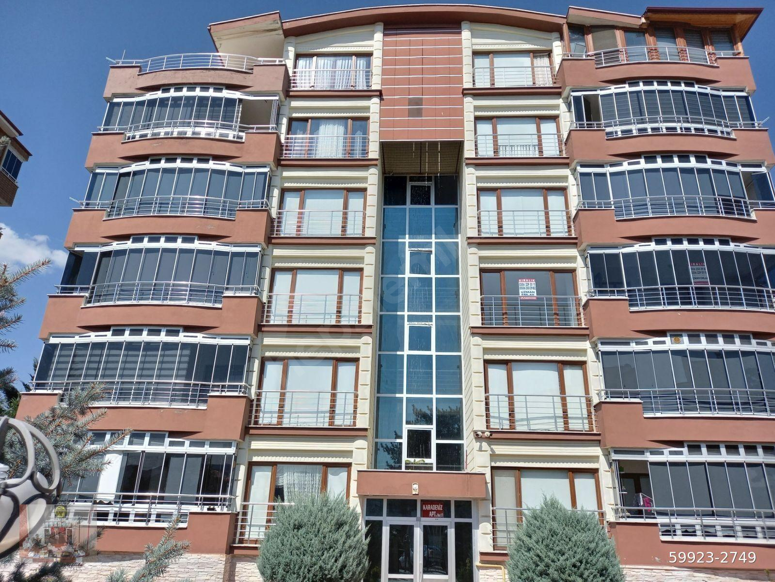 KARŞIYAKA DA ARAKAT ÜÇ CEPHELİ BAKIMLI 3+1 KİRALIK DAİRE