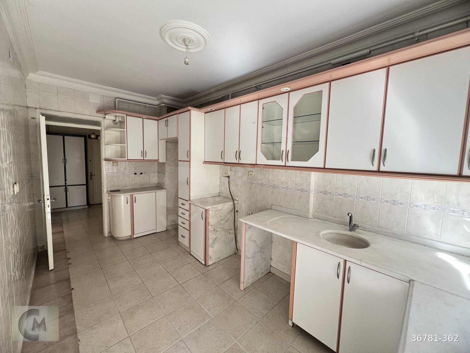 YEDİTEPE'DE DENİZSEMT PAZAR CİVARINDA CADDE ÜZERİ SATILIK 3+1