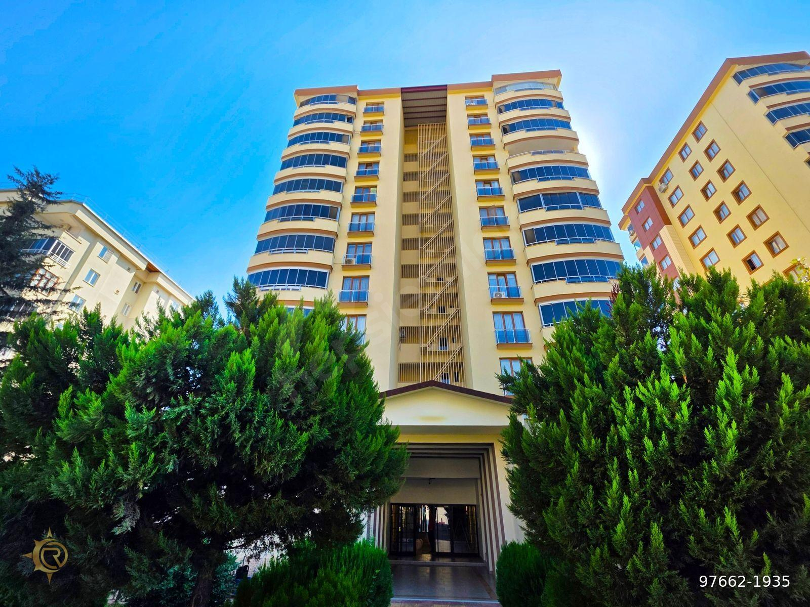 Yeni Rota'dan Bahçeşehir Sitesinde Geniş 5+1 Satılık Daire.