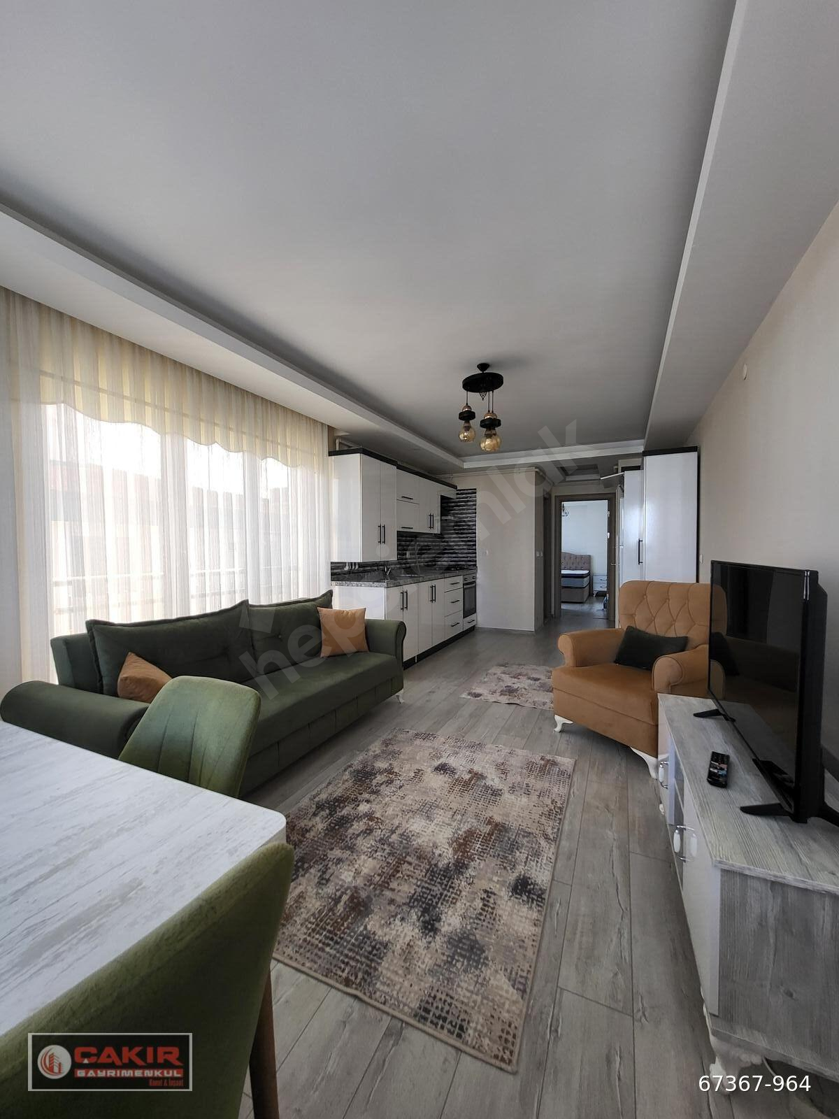 SAHİLE ÇOK YAKIN BALKONLU VE KULLANIŞLI EŞYALI KİRALIK 1+1 DAİRE