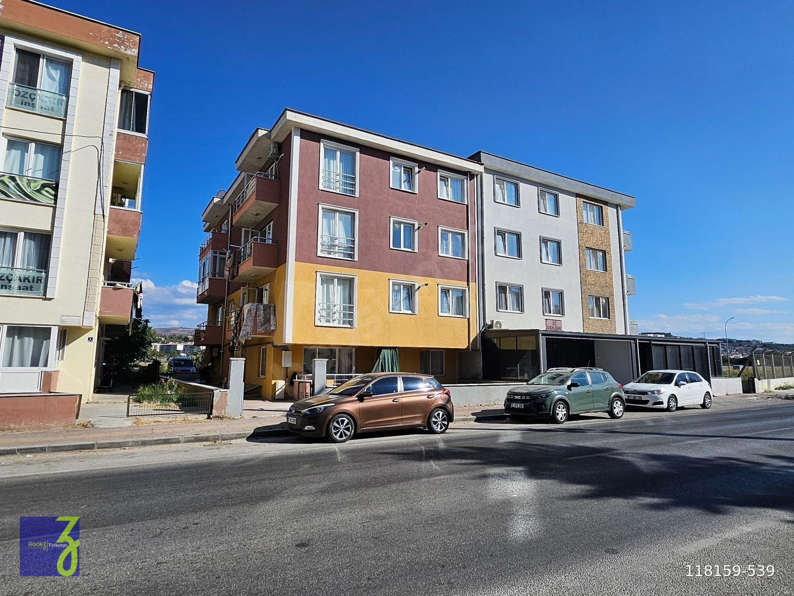 BARBAROS MAHALESİ'NDE CADDE ÜSTÜ ARA KATTA SATILIK 2+1 DAİRE