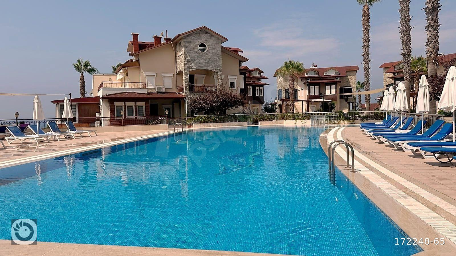 ALANYA TÜRKLER'DE DENİZE 200 M HAVUZLU SİTEDE EŞYALI GENİŞ 2+1