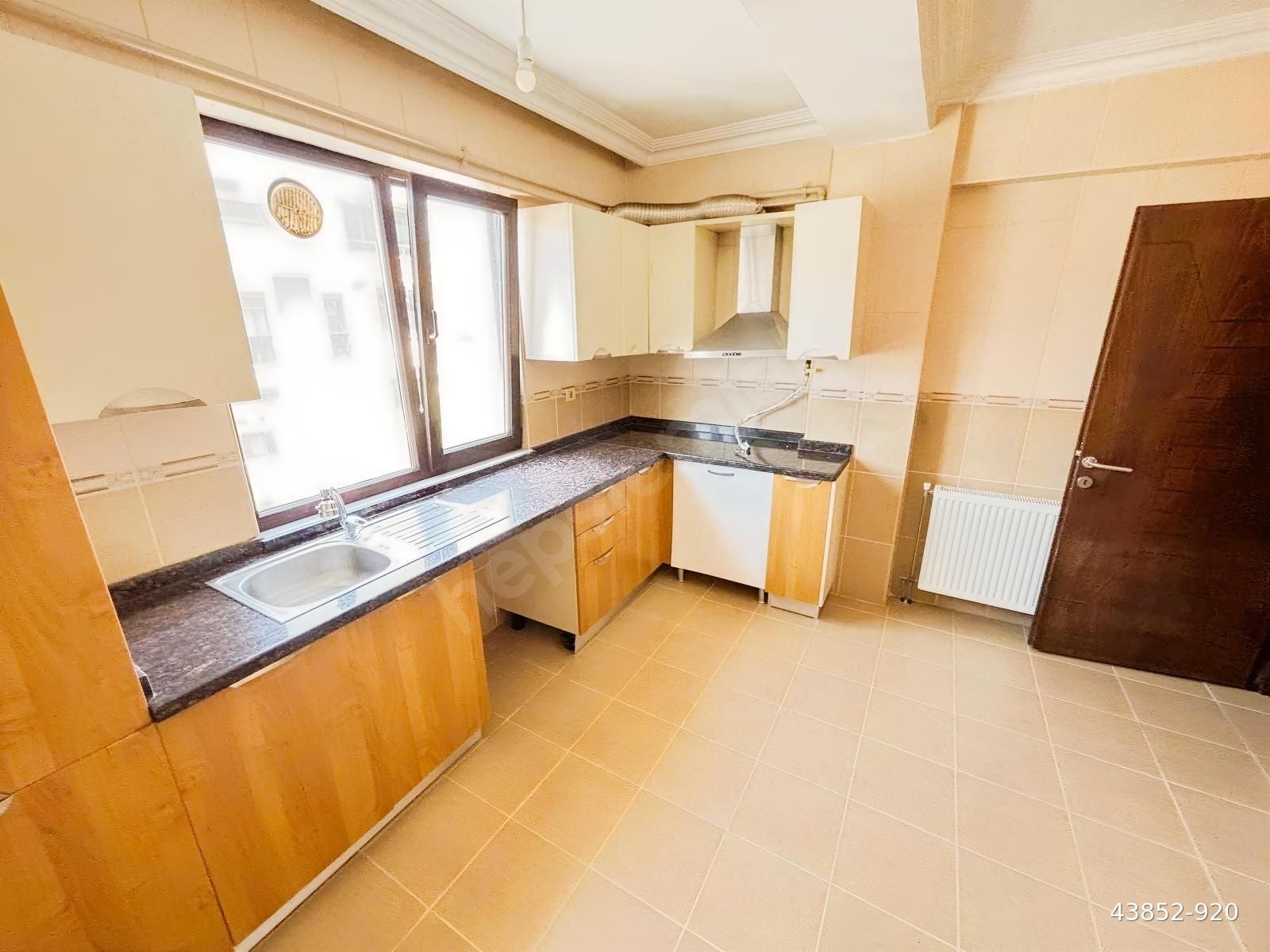 ATAŞEHİR İNÖNÜ'DE METROYA YAKIN 3+1 ARA KAT 130m2 DAİRE