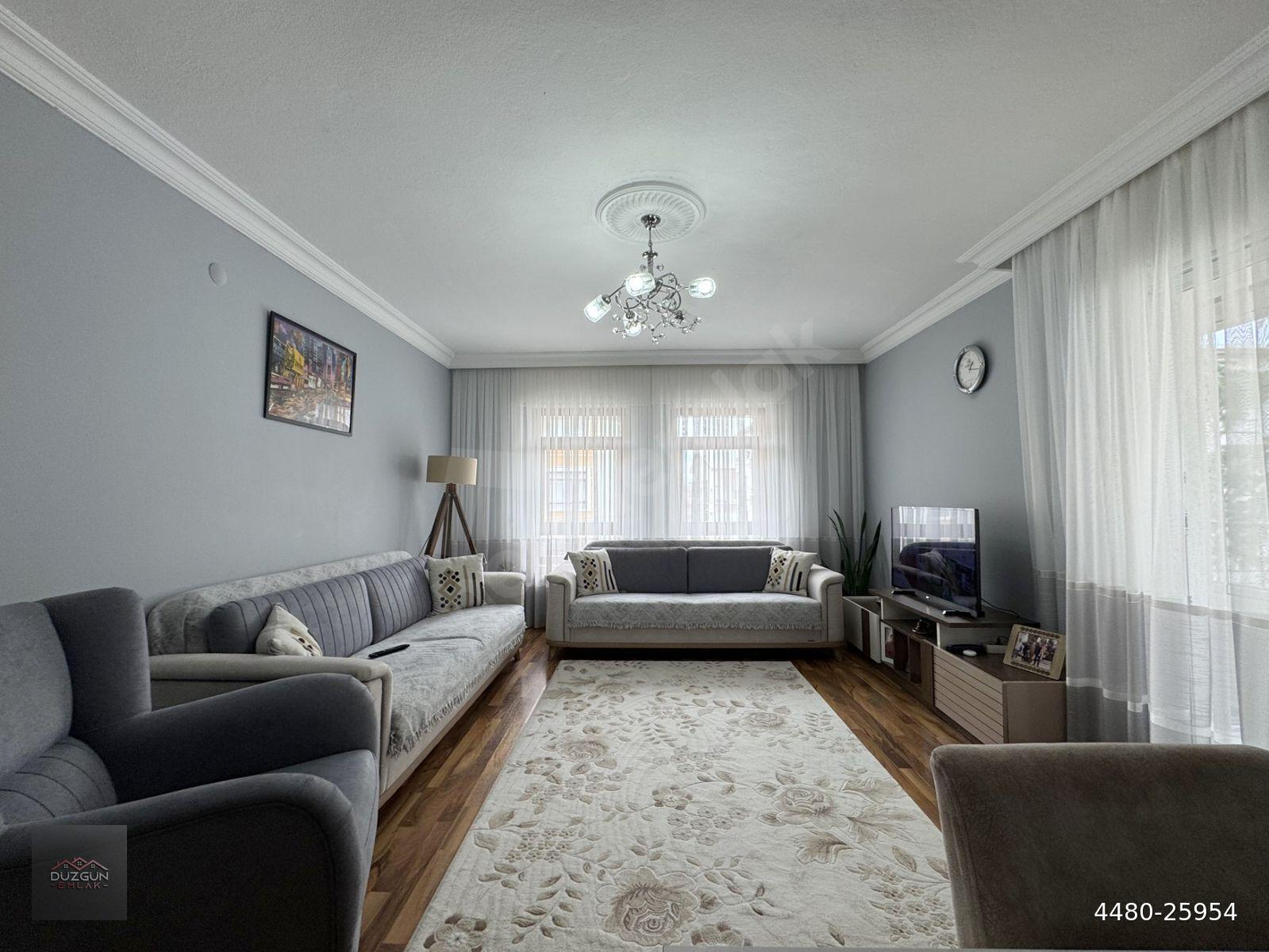 DÜZGÜN EMLAK'TAN MERKEZİ KONUMDA ORTA KATTA G.CEPHE 3+1 MASRAFSIZ DAİRE