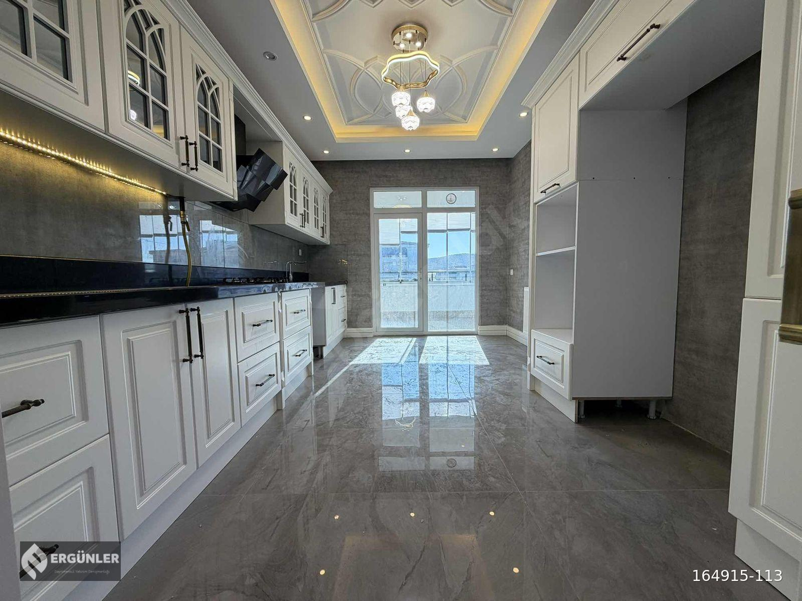 FISTIKLIK MAHALLESİ'NDE SATILIK ULTRA LÜKS 3+1 DAİRE