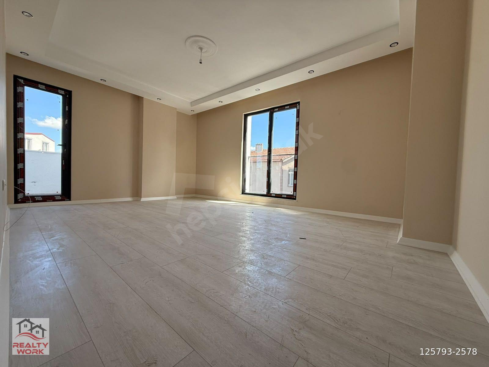 MERKEZİ KONUMDA GENİŞ KULLANIMLI 3+1 ARA KAT DAİRE