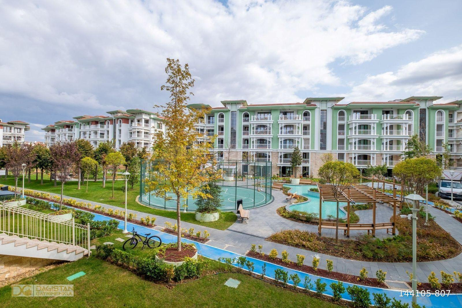FLORYA EVLERİ EMLAK KONUTTA GENİŞ METREKARELİ 4,5+1 ARAKAT