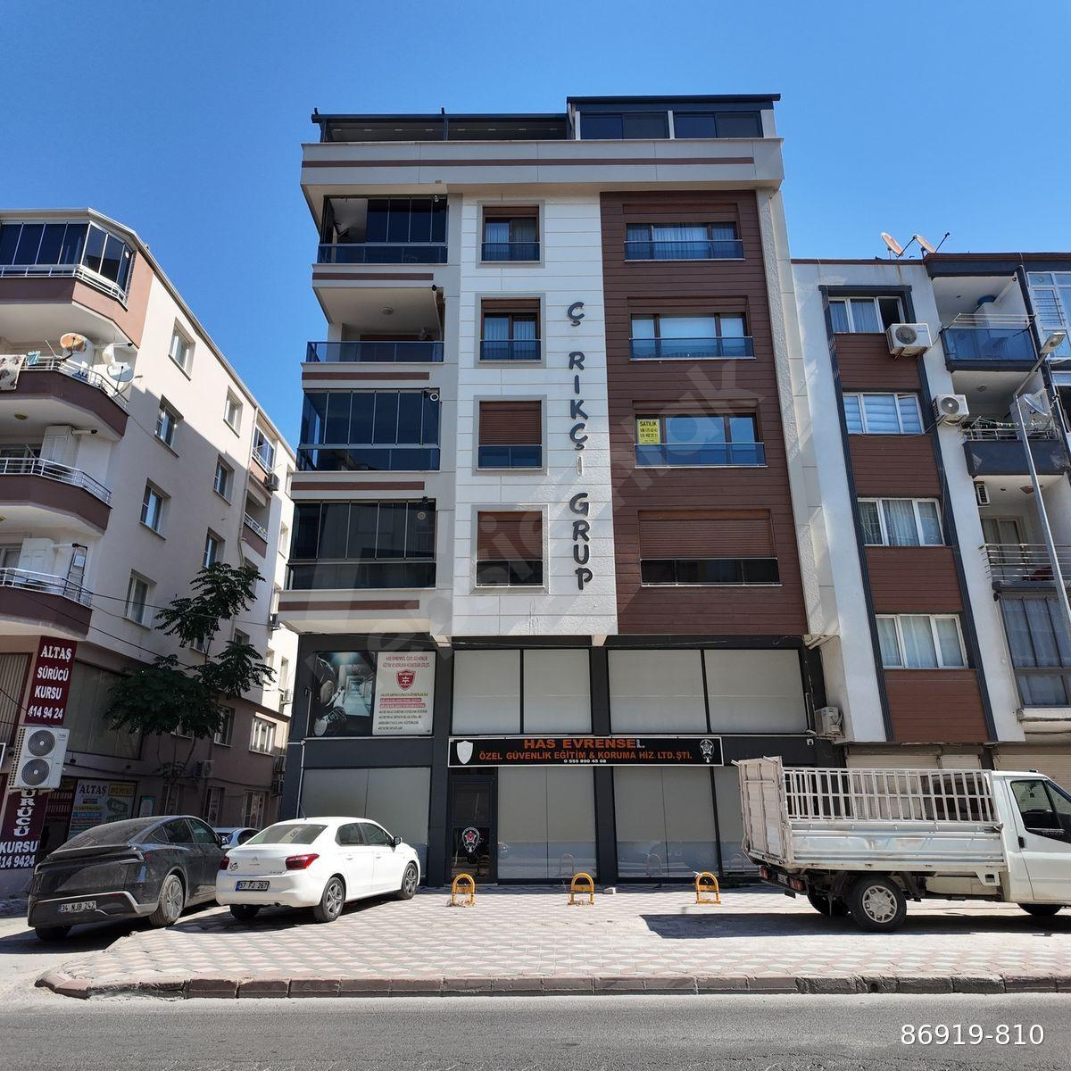 GENİŞ CADDE ÜZERİ KÖŞE 165 M2 3+1 ARAKAT LÜKS ASANSÖRLÜ DAİRE
