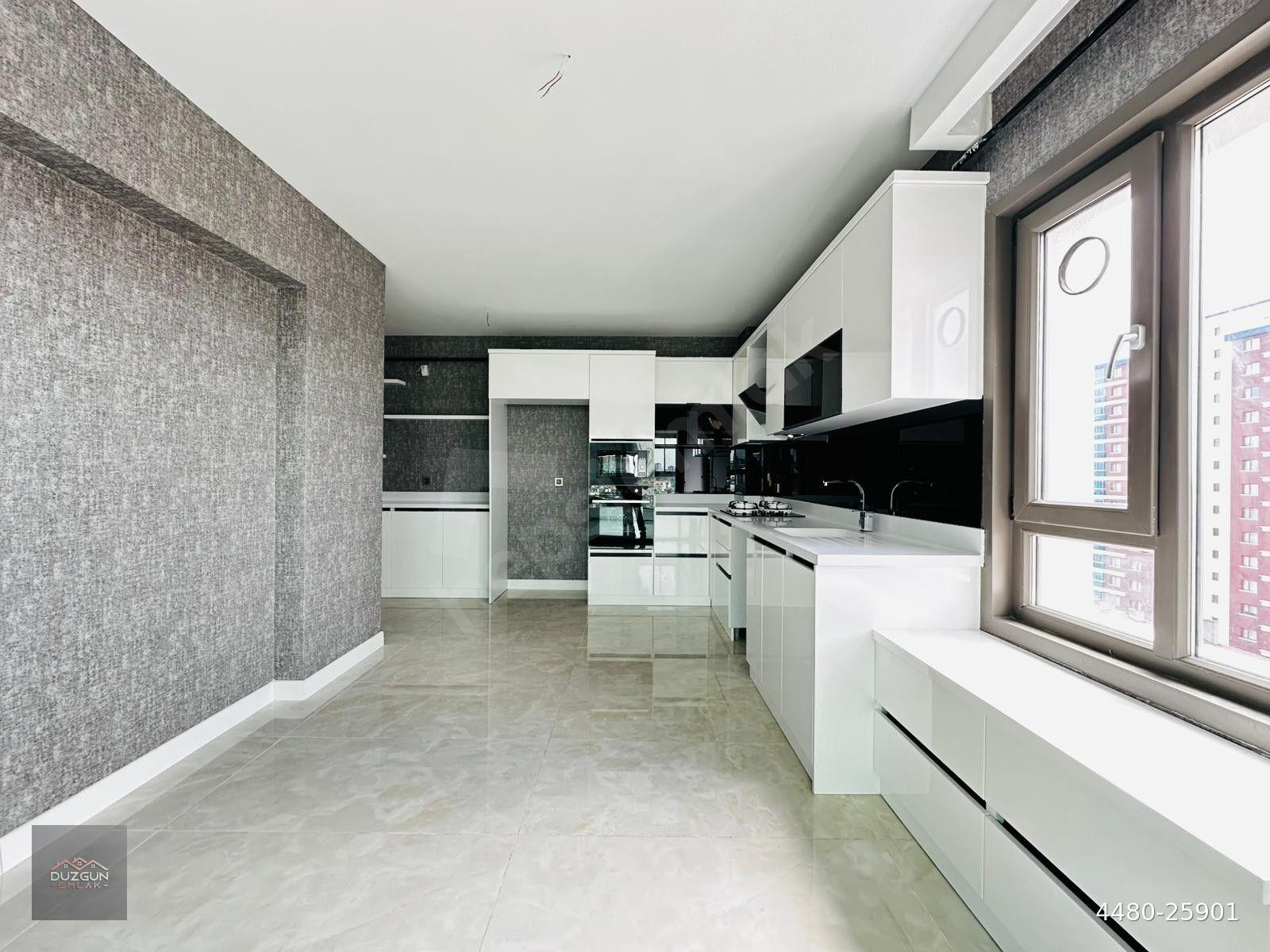 DÜZGÜN EMLAK'TAN SİTEDE K.OTOPARKLI GENİŞ VE FERAH 4+1 ULTRA ÜX DAİRE