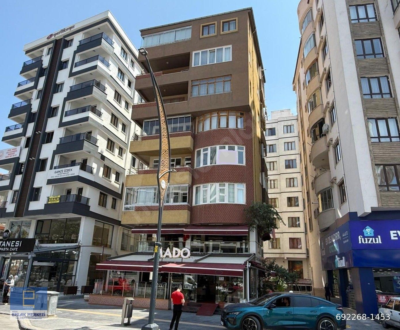 ## NİĞDE EMLAK MERKEZİNDEN BOR CAD. KOMBİLİ ASANSÖRLÜ 3+1 DAİRE #