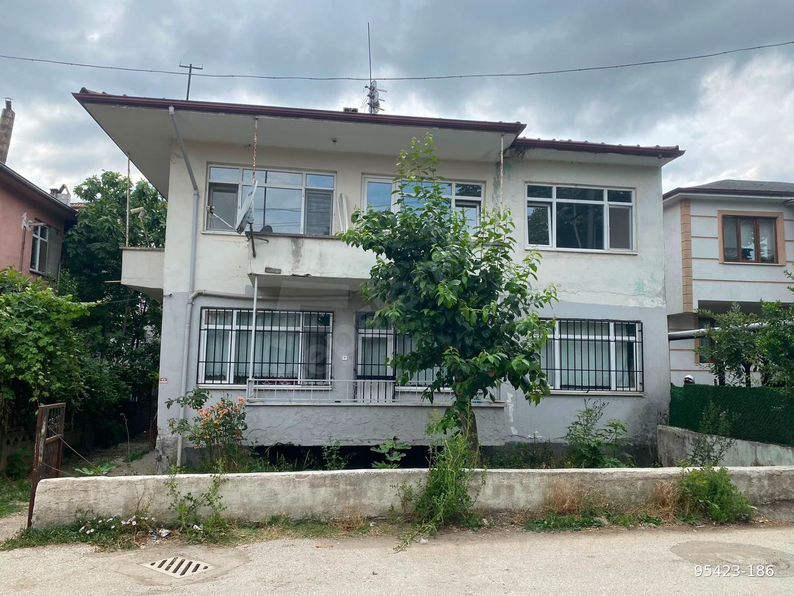 DÜZCE-ÇAY MAH. VALİLİK BİNASI YAKINI-SATILIK 2 KATLI BİNANIN 1.KATI