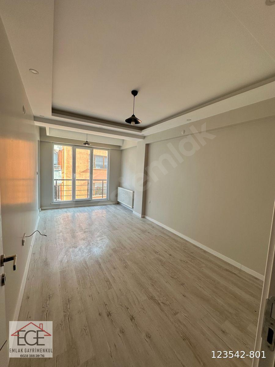 EGE EMLAK'TAN ÇARŞI İÇERİSİNDE ARA KAT GENİŞ 1+1 SATILIK DAİRE