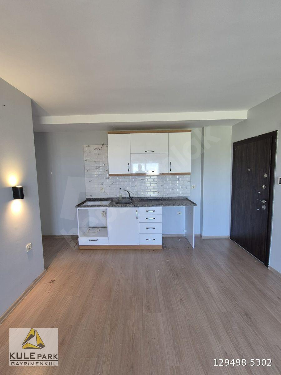 Gültepe'de Cadde Üzeri 1+1 Az Katlı Geniş Oturum Kiralık Daire