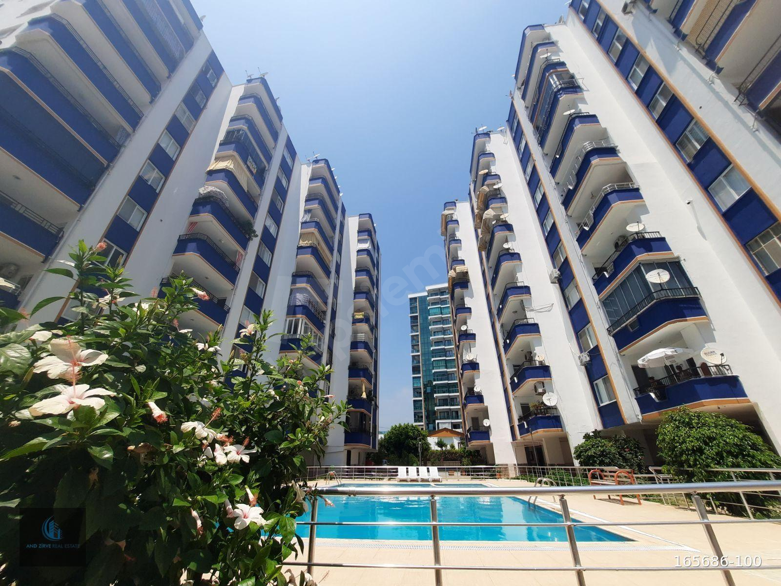TÖMÜK'TE DENİZE YAKIN, HAVUZLU SİTEDE 2 BALKONLU GENİŞ 2+1