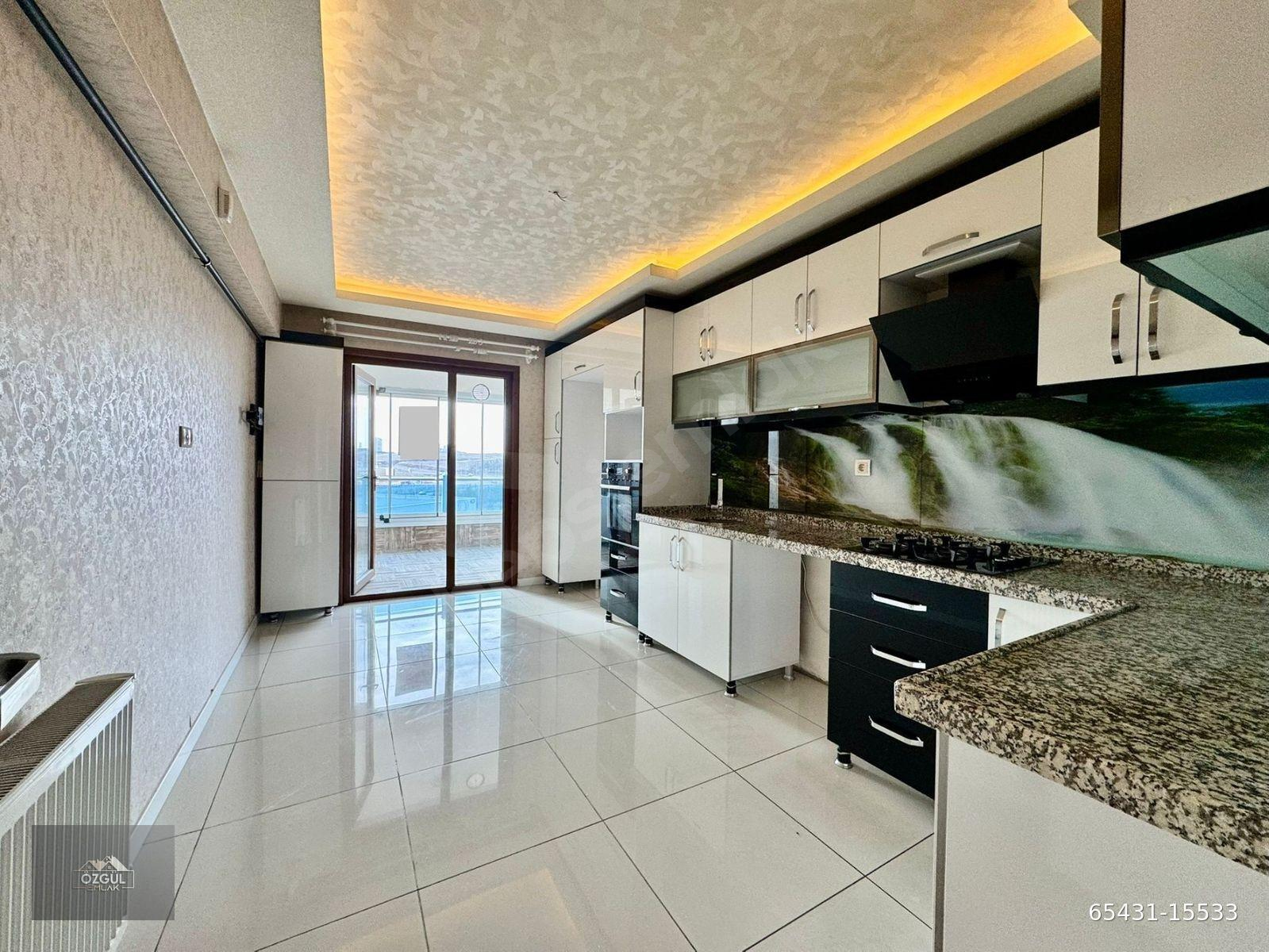 ÖZGÜL EMLAK'tan FULL DONANIMLI LÜX SİTEDE ÇİFT BANYOLU KİLERLİ FULL YAPILI ARA KAT 4+1 DAİRE