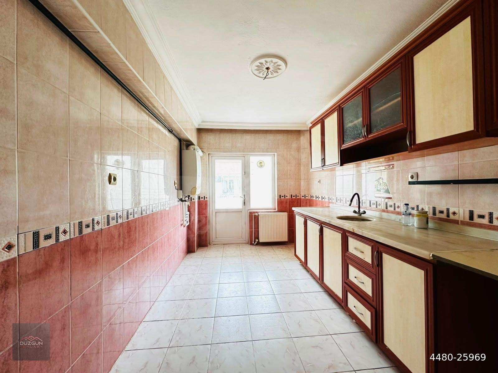 DÜZGÜN EMLAK'TAN MERKEZDE 1.KATTA G.CEPHE KİLERLİ 3+1 DAİRE