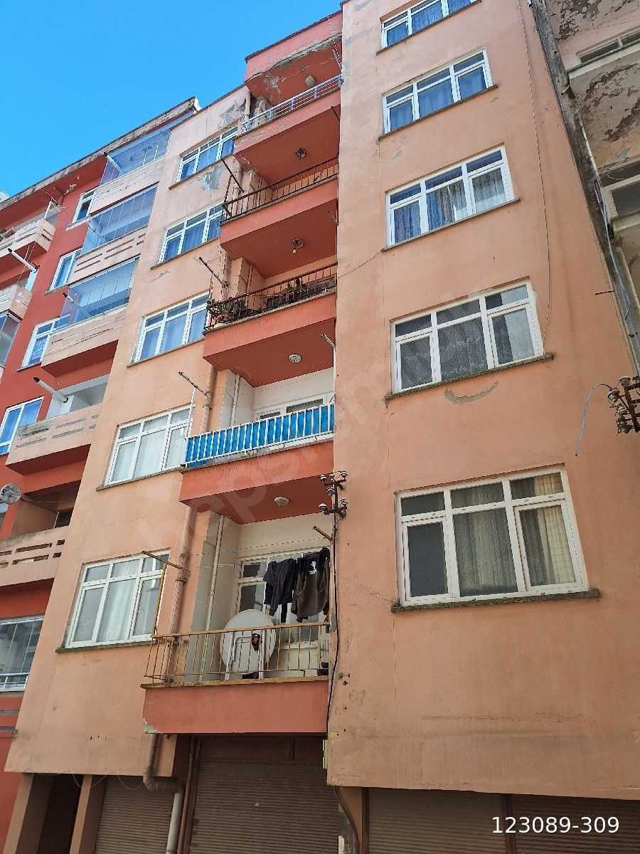 Emek emlaktan gemilerçekeği mah satılık üçüncü kat daire
