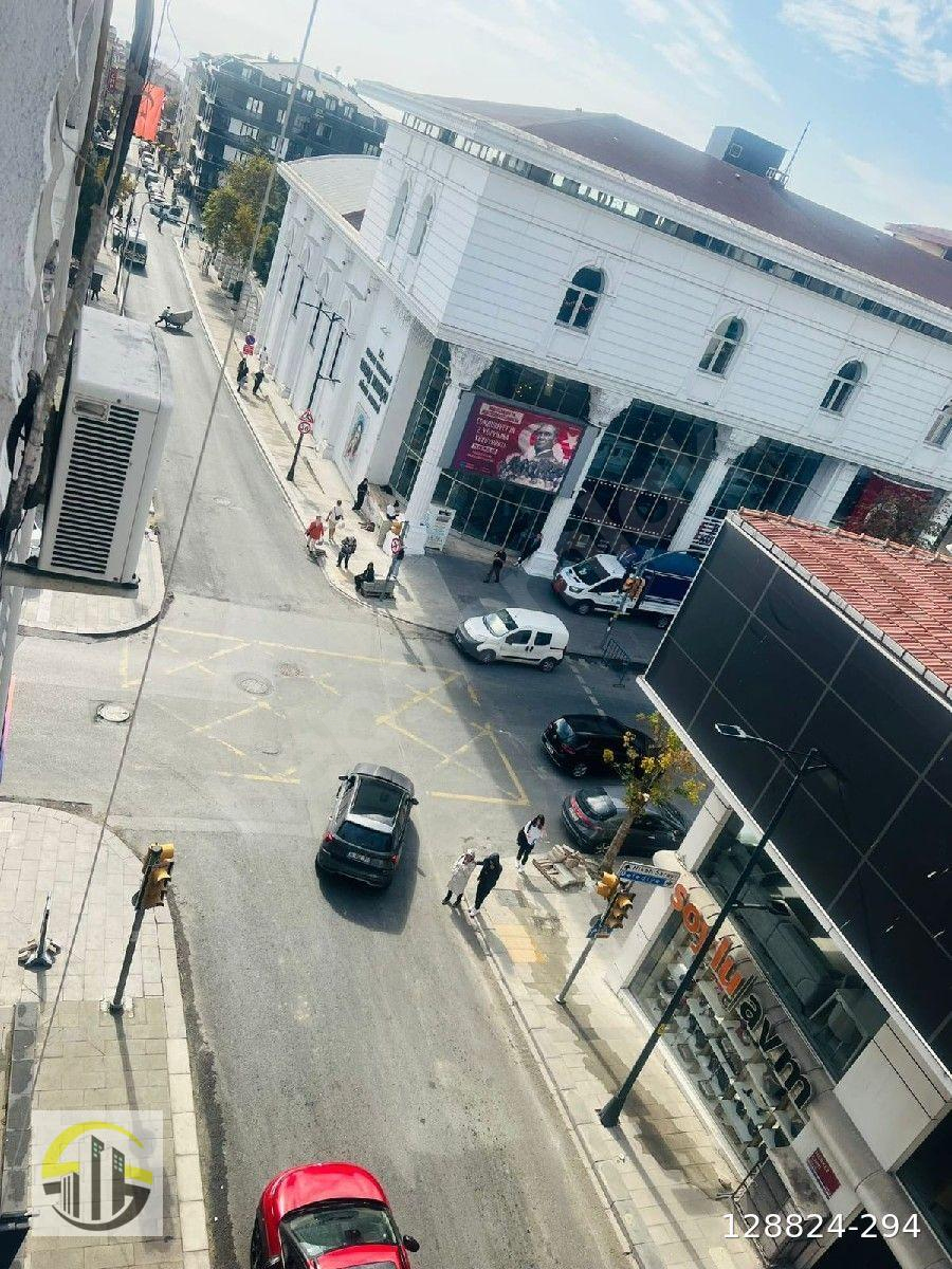 Avcılar Merkez Mah. Kültür Merkezi'nin karşısında 3+1