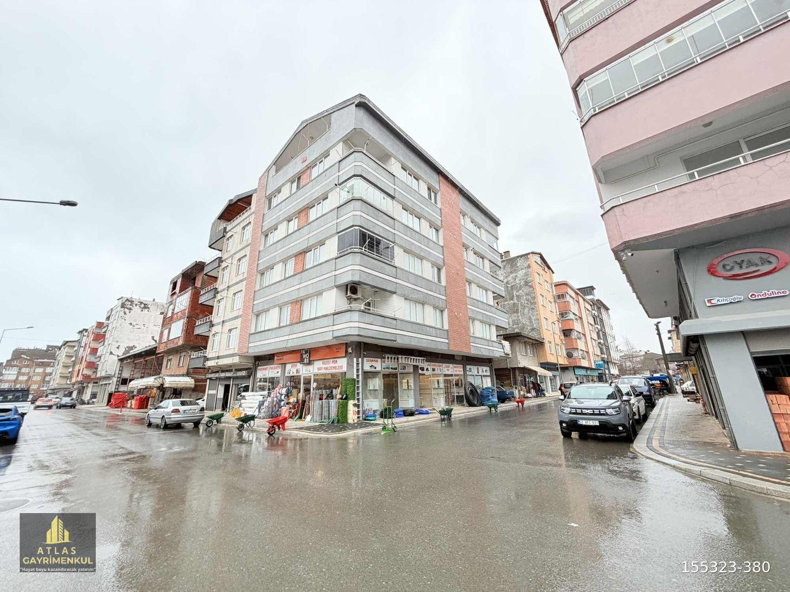 ATLAS'TAN ÇARŞININ TAM MERKEZİNDE AYDINLIK CEPHE GENİŞ KULLANIM!