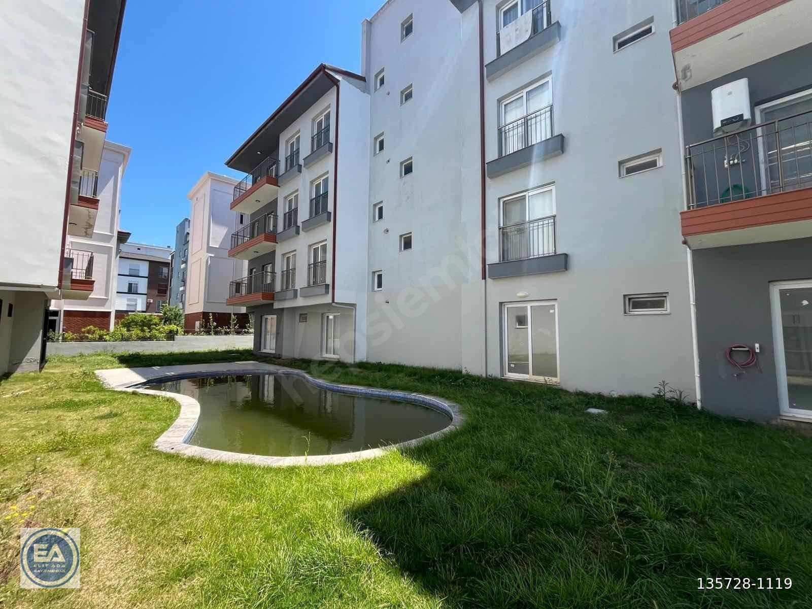 Kuşadası davutlar'da havuzlu sitede 2 + 1 satılık