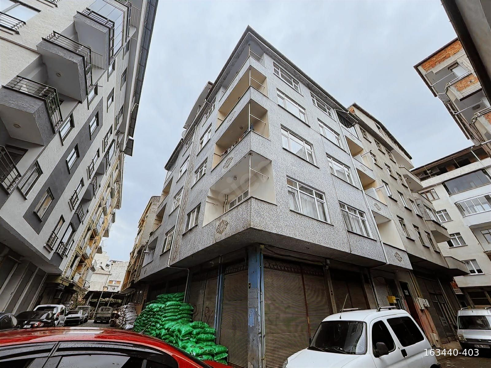 VIP GAYRİMENKUL DEN ARAKLI MERKEZDE CADDEYE YAKIN 2+1