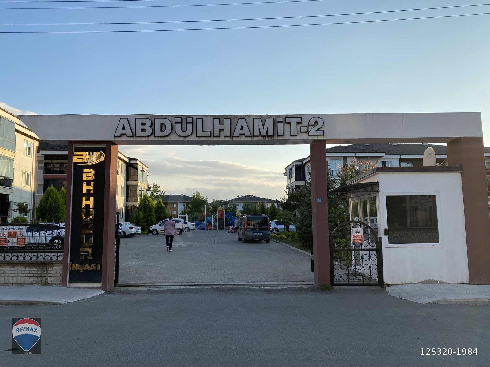 REMAX MAVİ'DEN YAZLIK ABDÜLHAMİT-2 SİTESİ ÖN CEPHE ARA KAT DAİRE