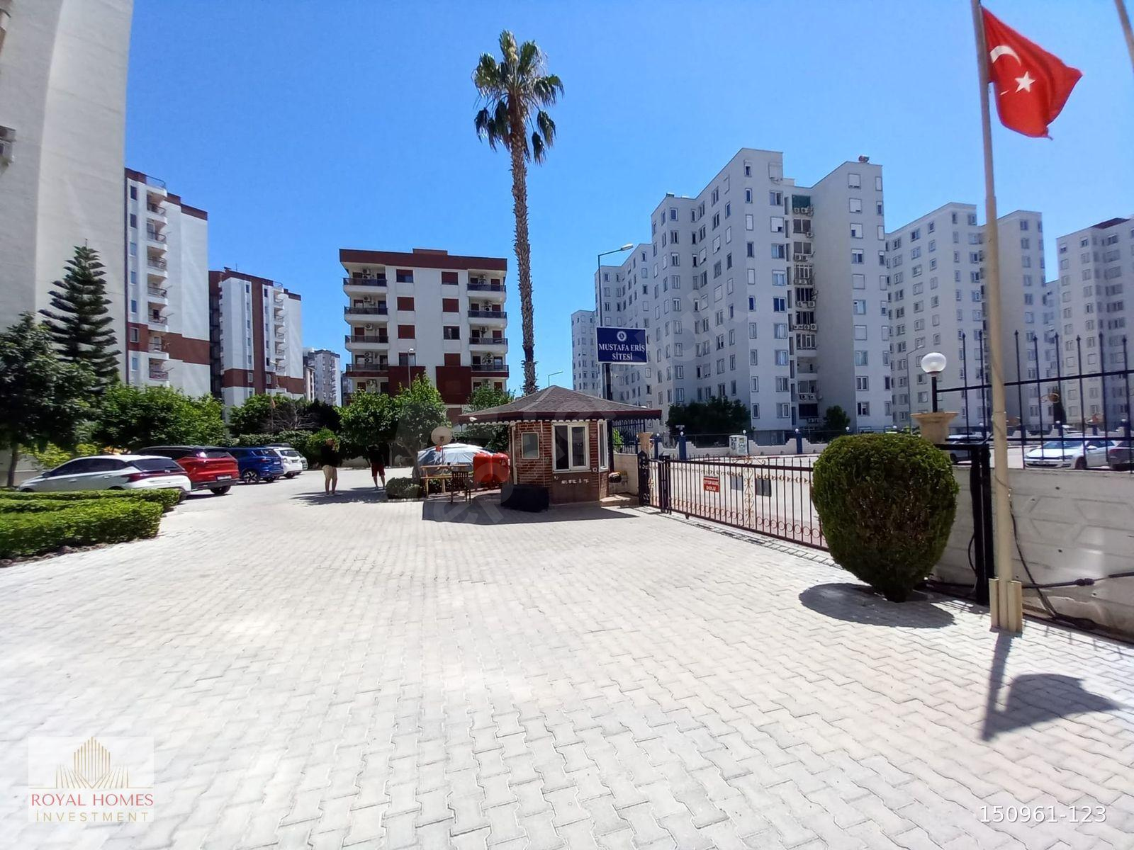 MEYDANKAVAĞINDA HAVUZLU GÜVENLİKLİ SİTEDE KİRALIK 2+1 GİRİŞDAİRE