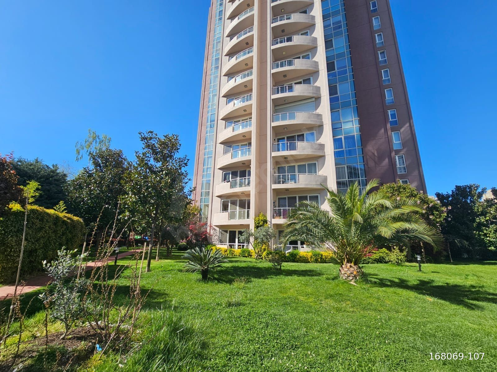 ATAŞEHİR AĞAOĞLU DIAMOND 256 M2 TERASLI HAVUZLU SATILIK BOŞ 5+1