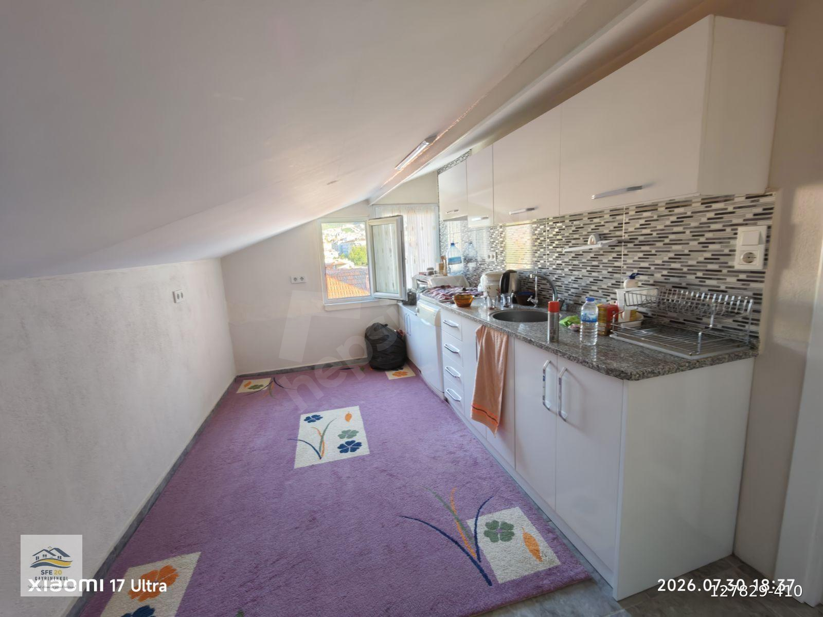 KAYHAN'DA CADDE CEHPELİ ÇATI KATI ÇOK GENİŞ 100 m2 1+1 APART