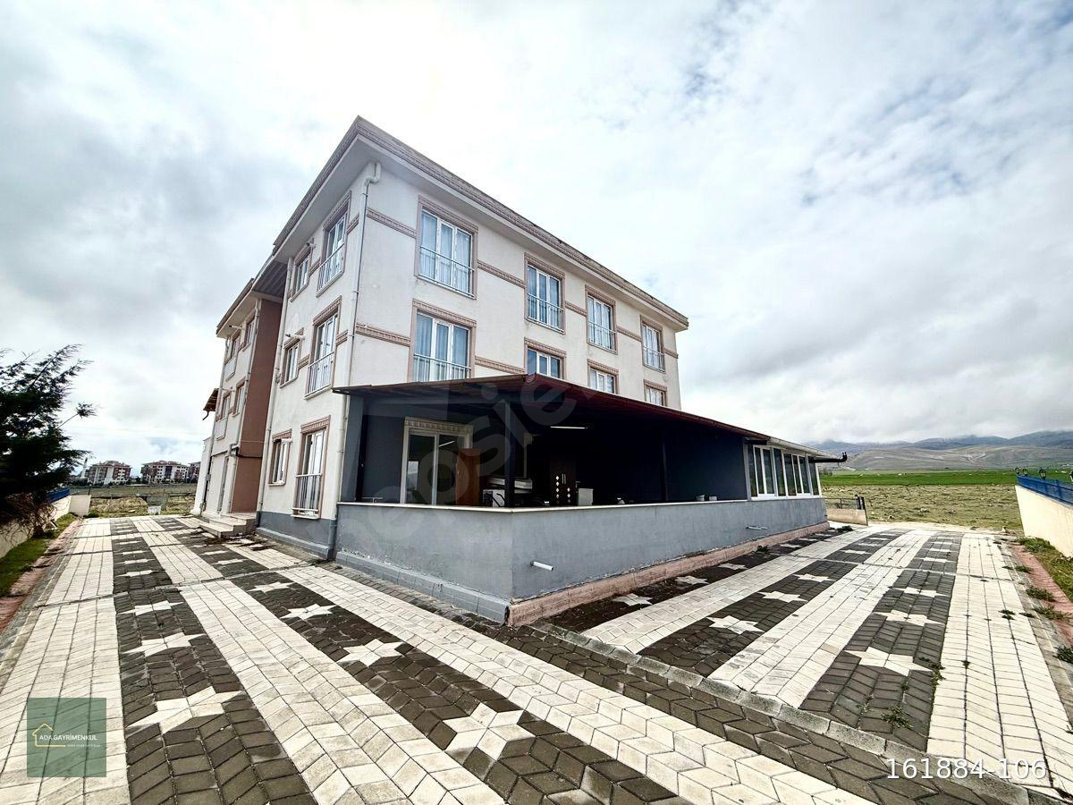 TOROS MAHALLESİ'NDE MÜSTAKİL EV KONFORUNDA GENİŞ BALKONLU 2+0 SATILIK DAİRE