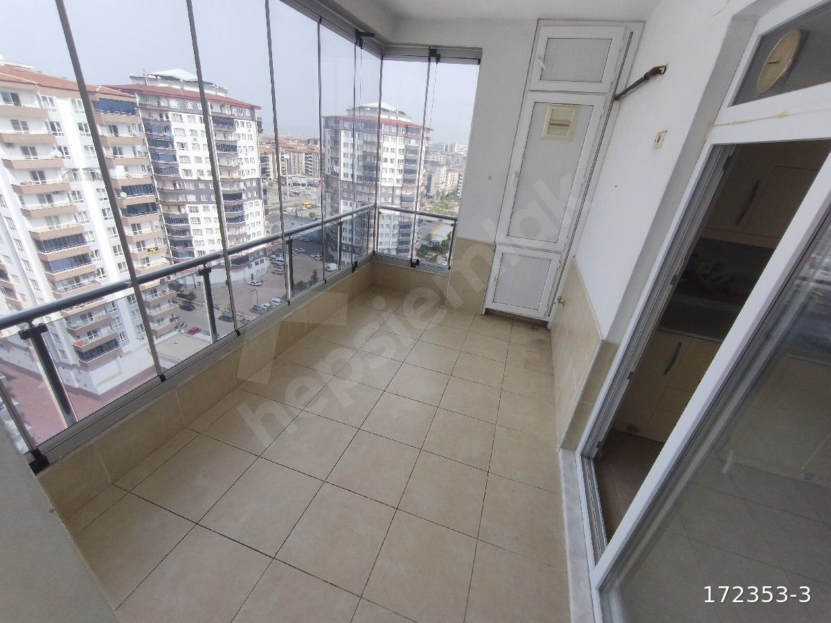 AKKENT MAHALLESİ’NDE KİRALIK CAM BALKONLU 2+1 DAİRE