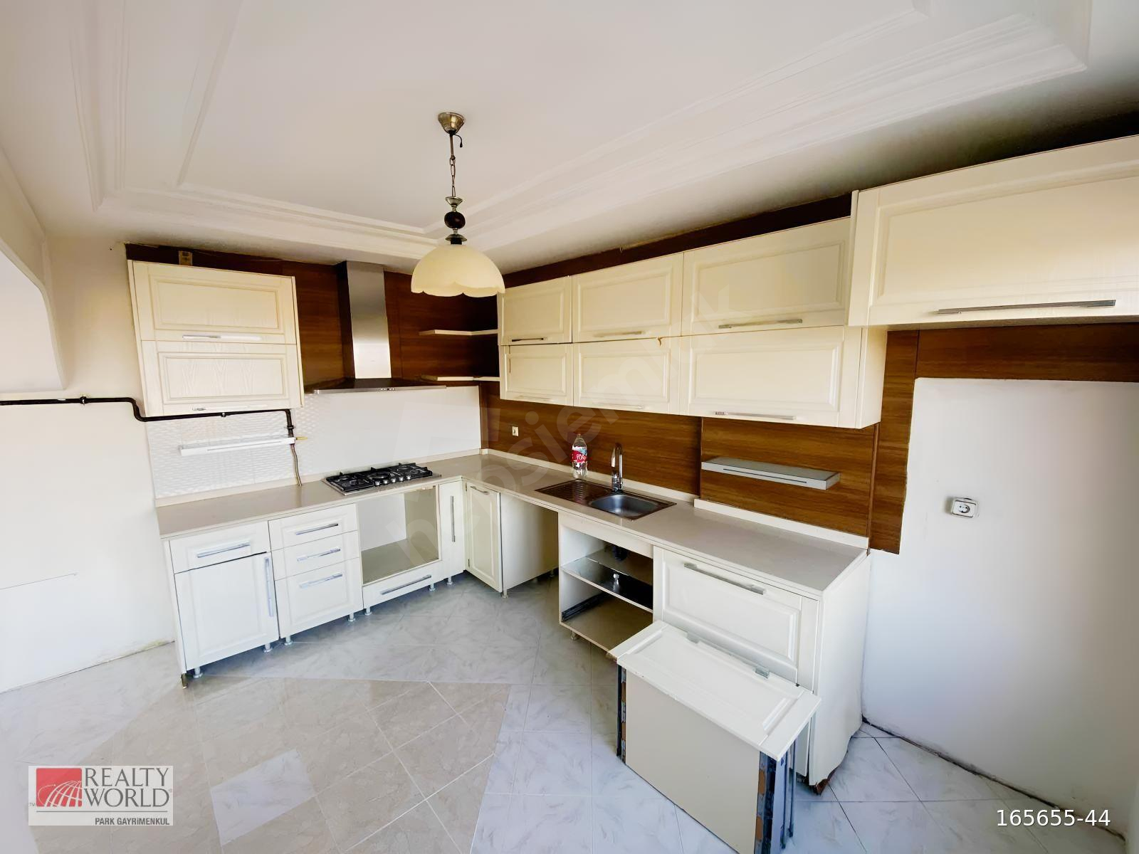 REALTY WORLD ŞAHİNCİLİ MAH. 4+1 170 m2 SATILIK DAİRE