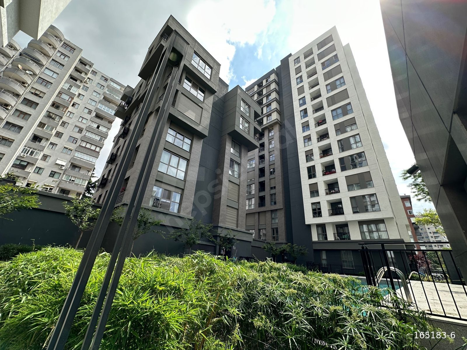 CADDEBOSTAN SAHİLDE SEGMENT SİTESİ KİRALIK 1+1