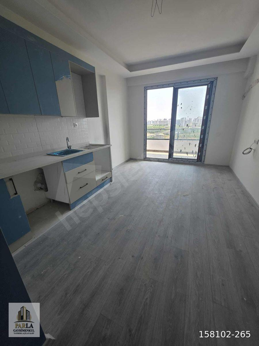 PARLA'DAN DENİZE YÜRÜME MESAFESİNDE HAVUZLU 1+1 SATILIK DAİRE