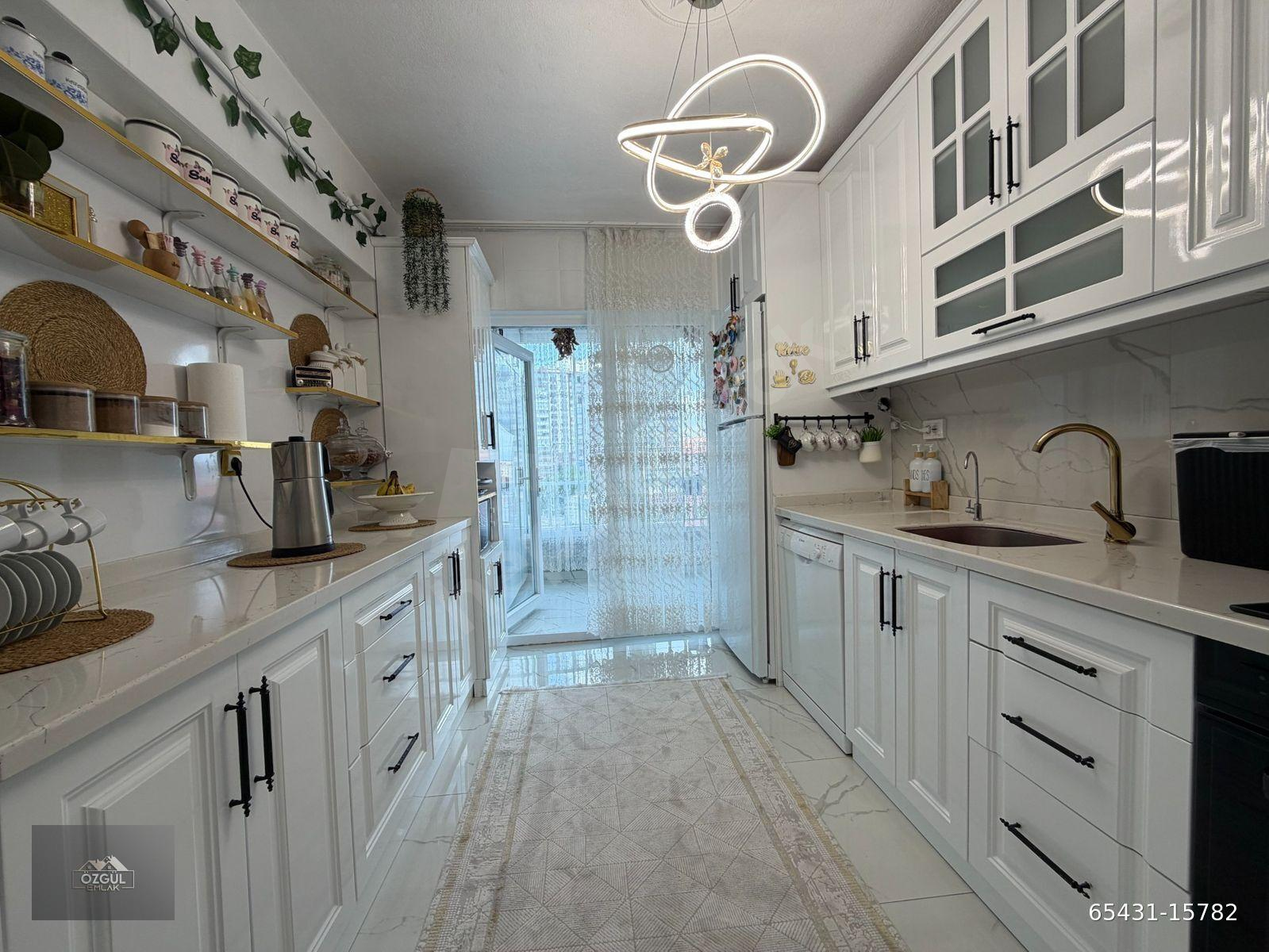 ÖZGÜL EMLAK'tan MERKEZDE ŞIK TASARIMLI FULL YAPILI MASRAFSIZ 3+1 DAİRE