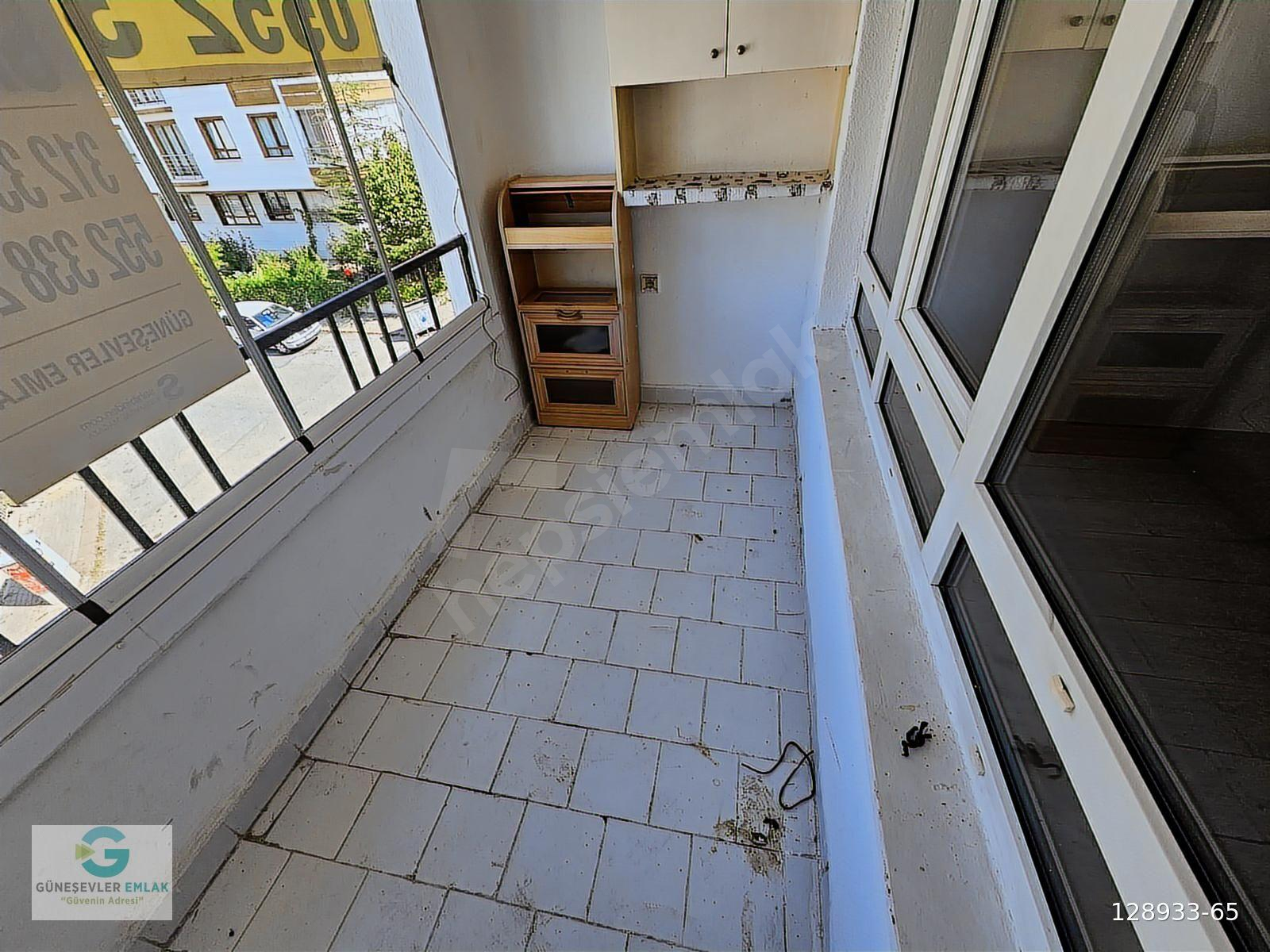 **GÜNEŞEVLER EMLAKTA KATTA BU FİYATA 3 BALKONLU DAİRE**
